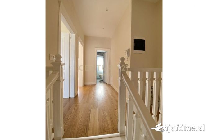 Shtepi me qera Duplex(shtepi me 2 kate) ne Tirane, 3+1, Mobilimi E mobiluar, Pagesa 2,000  Euro.