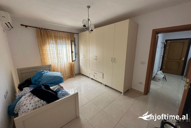 Shtepi ne shitje Apartament ne Tirane, 2+1, Mobilimi Pjeserisht e mobiluar, Pagesa 115,000  Euro.