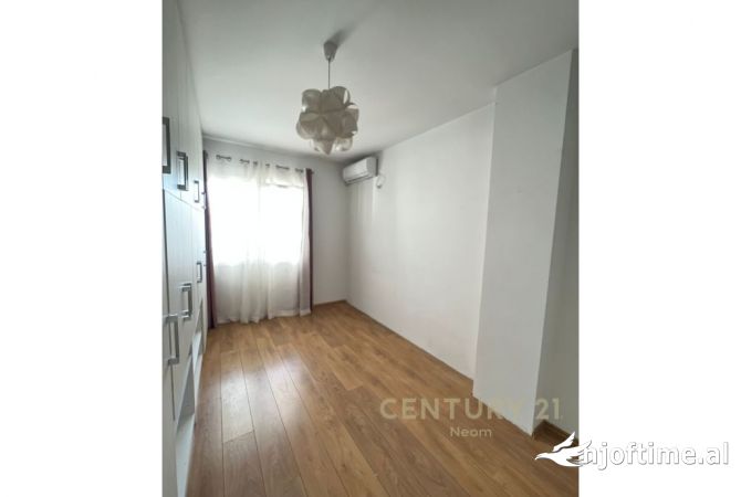 Shtepi ne shitje Apartament ne Tirane, 3+1, Mobilimi Bosh, pa mobiluar, Pagesa 350,000  Euro.