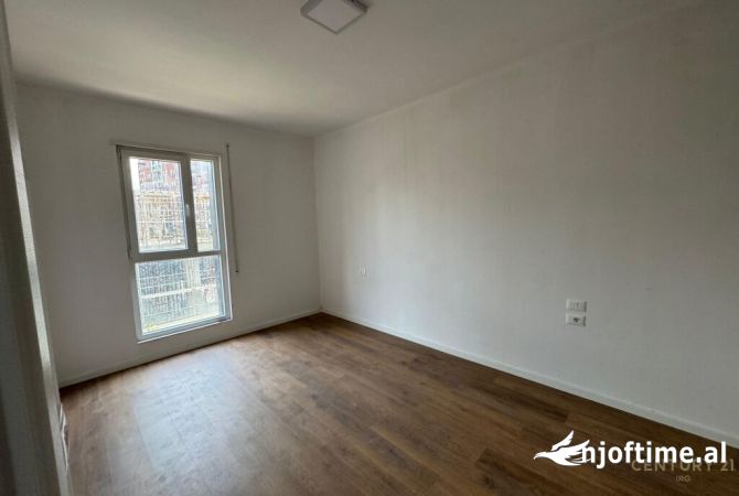 Trio Tower Brigde jepet me qera ambient per zyre 