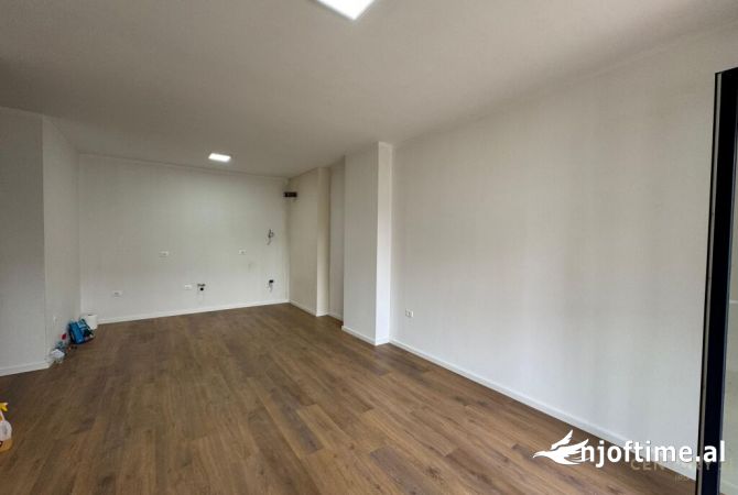 Trio Tower Brigde jepet me qera ambient per zyre 