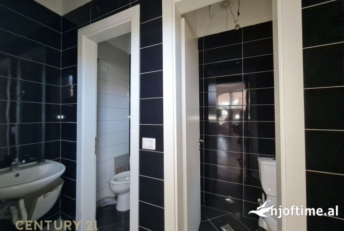 Ambient biznesi me qera 2+1 ne Tirane - 1,200 Euro
