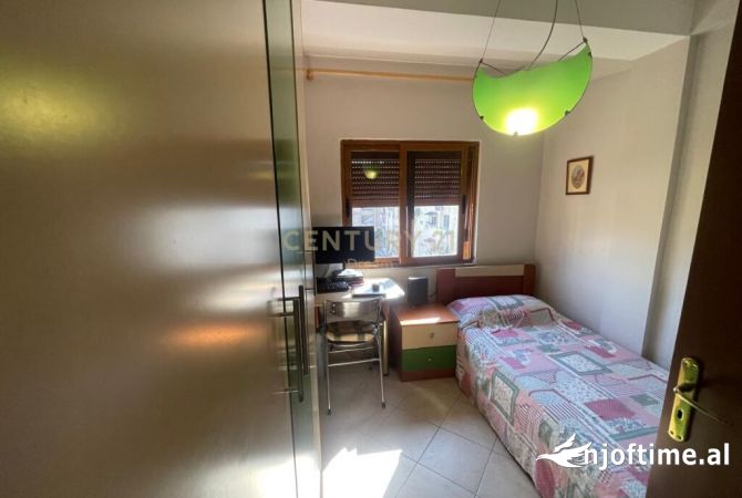 Shtepi ne shitje Apartament ne Tirane, 2+1, Mobilimi E mobiluar, Pagesa 110,000  Euro.