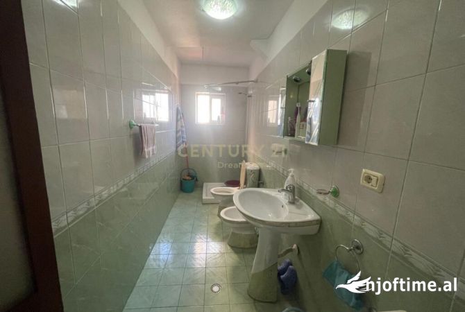 Shtepi ne shitje Apartament ne Tirane, 2+1, Mobilimi E mobiluar, Pagesa 110,000  Euro.