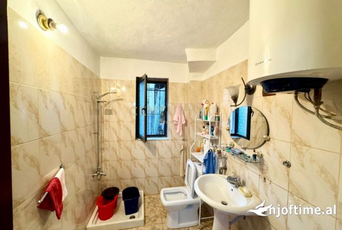 Shtepi ne shitje Apartament ne Tirane, 2+1, Mobilimi E mobiluar, Pagesa 80,000  Euro.