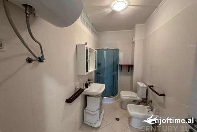 Shtepi ne shitje Apartament ne Tirane, 2+1, Mobilimi E mobiluar, Pagesa 199,000  Euro.
