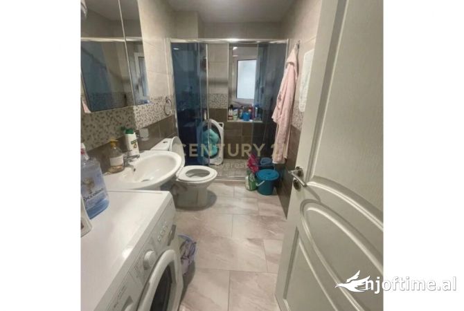 Shtepi ne shitje Apartament ne Tirane, 2+1, Mobilimi Bosh, pa mobiluar, Pagesa 98,000  Euro.