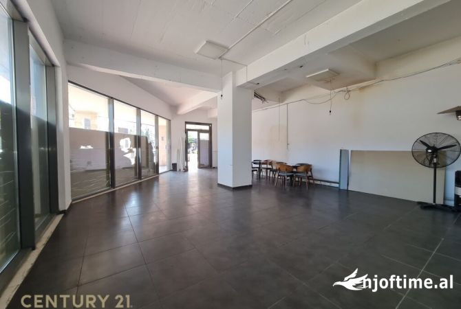 Ambient biznesi me qera 2+1 ne Tirane - 1,200 Euro