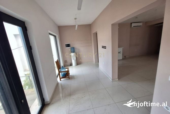 Ambient komercial kati 1 tek rrethi Porcean- Kinostudio-