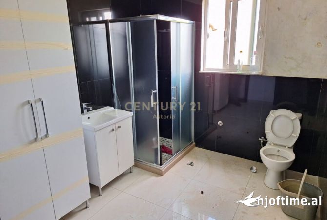 Ambient komercial kati 1 tek rrethi Porcean- Kinostudio-