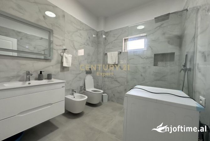 Shtepi me qera Shtepi Private ne Tirane, 3+1, Mobilimi E mobiluar, Pagesa 1,000  Euro.