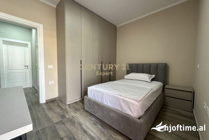 Shtepi me qera Shtepi Private ne Tirane, 3+1, Mobilimi E mobiluar, Pagesa 1,000  Euro.