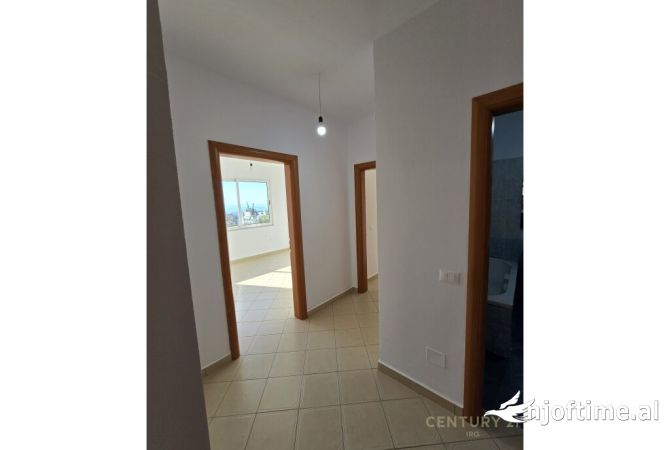 Shtepi ne shitje Apartament ne Tirane, 3+1, Mobilimi Bosh, pa mobiluar, Pagesa 129,000  Euro.