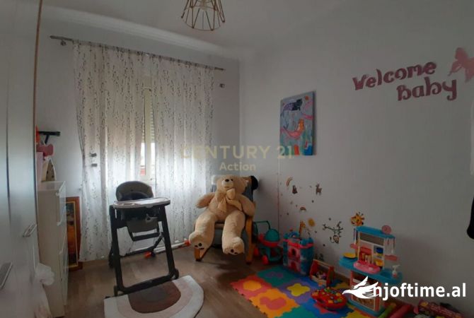Shtepi ne shitje Apartament ne Tirane, 2+1, Mobilimi E mobiluar, Pagesa 148,000  Euro.