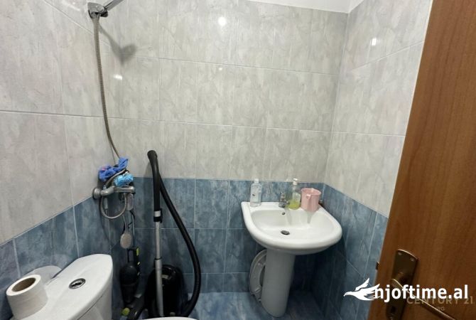 Shtepi ne shitje Apartament ne Tirane, 2+1, Mobilimi Bosh, pa mobiluar, Pagesa 130,000  Euro.
