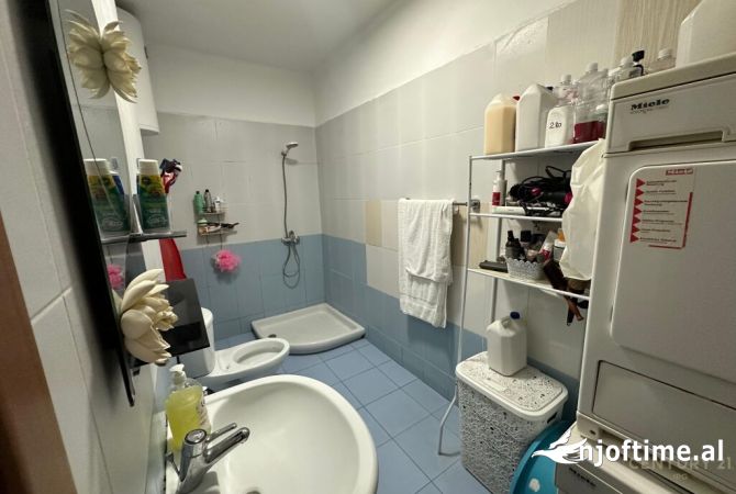 Shtepi ne shitje Apartament ne Tirane, 2+1, Mobilimi Bosh, pa mobiluar, Pagesa 130,000  Euro.