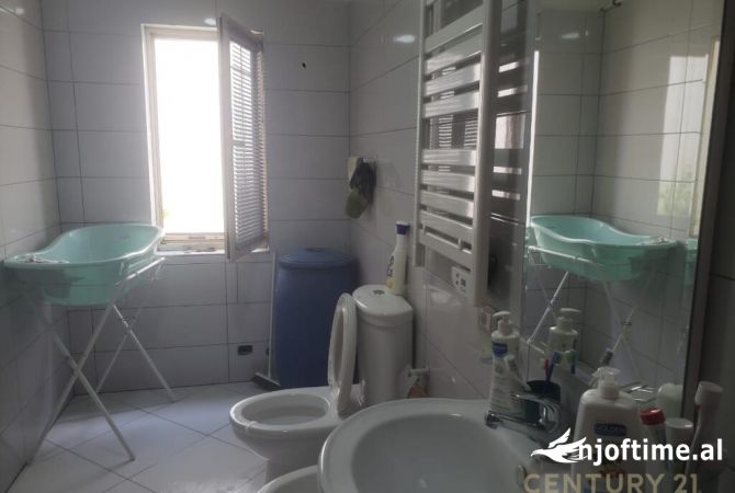 Shtepi ne shitje Shtepi Private ne Tirane, 2+1, Mobilimi E mobiluar, Pagesa 335,000  Euro.