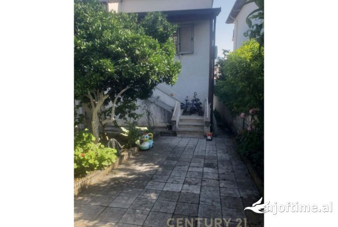 Shtepi ne shitje Shtepi Private ne Tirane, 2+1, Mobilimi E mobiluar, Pagesa 335,000  Euro.