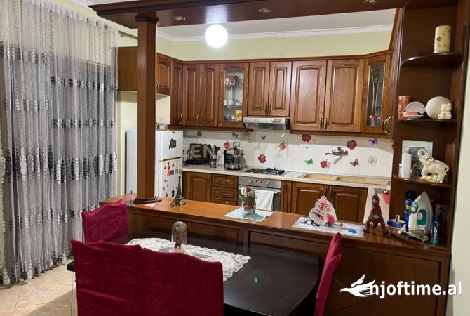 Shtepi ne shitje Apartament ne Tirane, 2+1, Mobilimi E mobiluar, Pagesa 100,000  Euro.