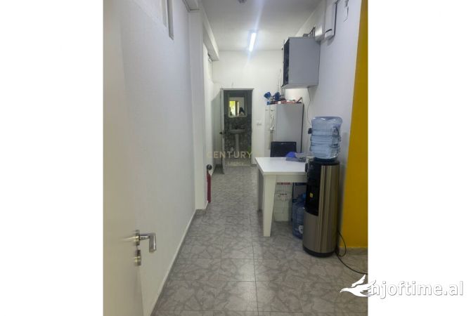 Ambient biznesi me qera 3+1 ne Tirane - 450 Euro