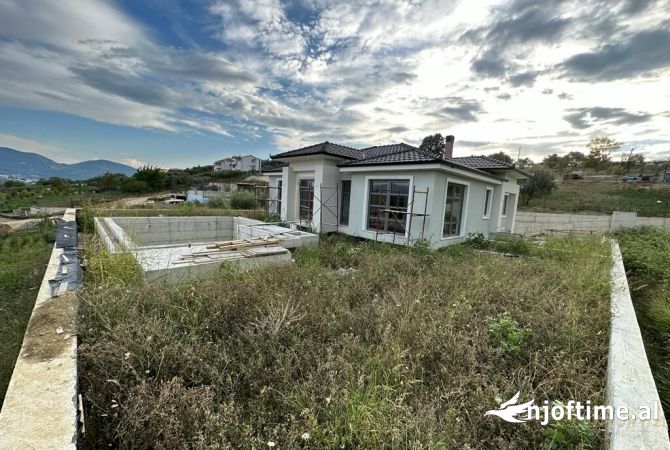 Shtepi ne shitje Vila Luksoze ne Tirane, 4+1, Mobilimi Bosh, pa mobiluar, Pagesa 650,000  Euro.