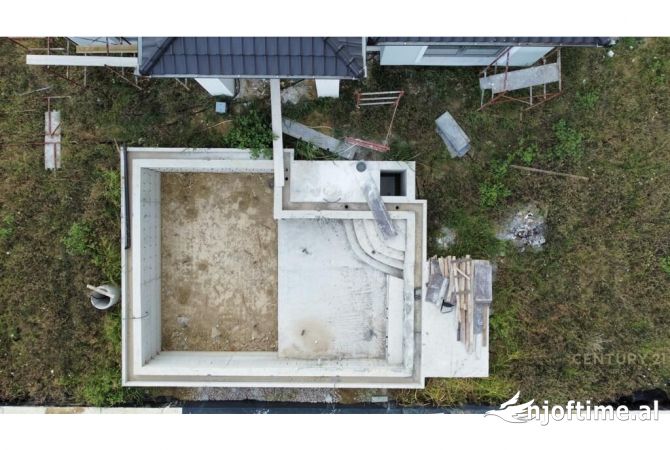 Shtepi ne shitje Vila Luksoze ne Tirane, 4+1, Mobilimi Bosh, pa mobiluar, Pagesa 650,000  Euro.