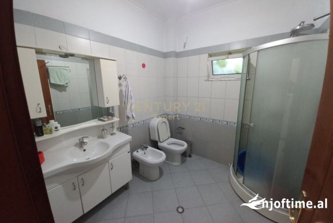 Shtepi me qera Apartament ne Tirane, 3+1, Mobilimi E mobiluar, Pagesa 700  Euro.