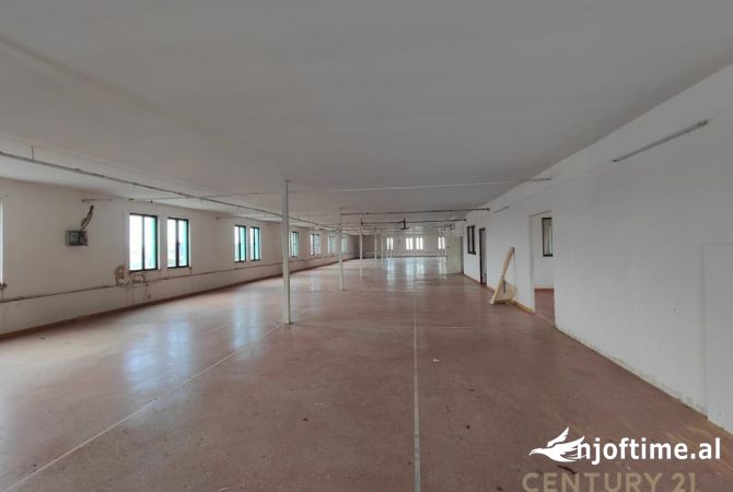 Ambient biznesi me qera 4+1 ne Tirane - 2,500 Euro