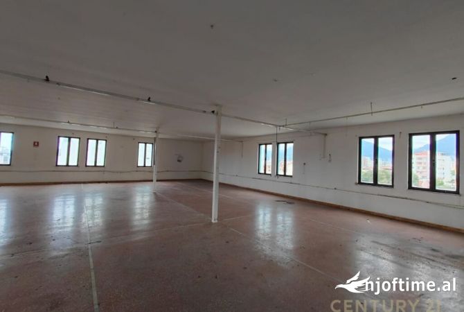 Ambient biznesi me qera 4+1 ne Tirane - 2,500 Euro
