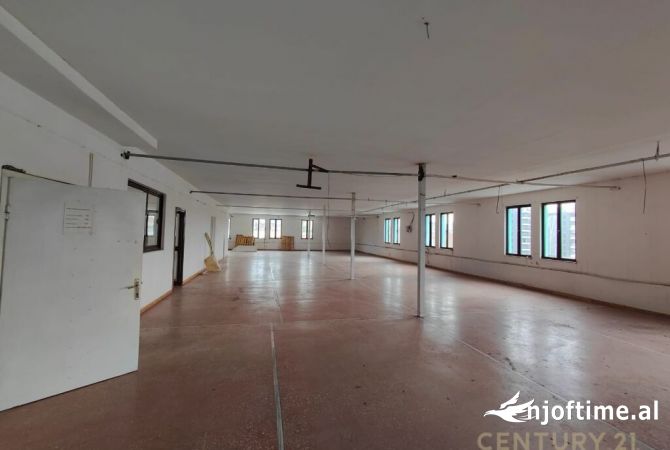 Ambient biznesi me qera 4+1 ne Tirane - 2,500 Euro