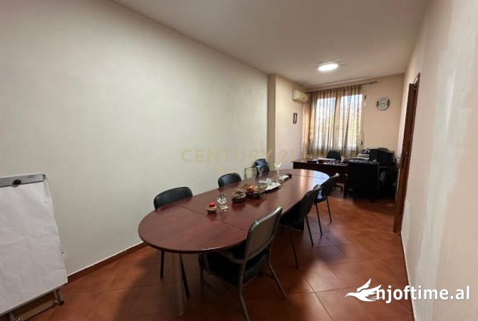 Ambient biznesi me qera 3+1 ne Tirane - 500 Euro