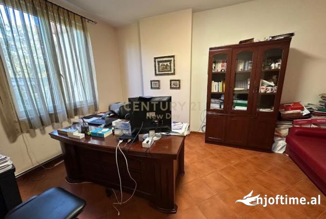 Ambient biznesi me qera 3+1 ne Tirane - 500 Euro