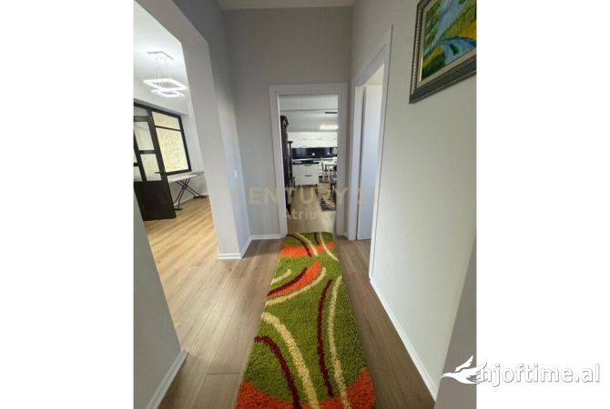 Shtepi me qera Apartament ne Tirane, 3+1, Mobilimi E mobiluar, Pagesa 550  Euro.