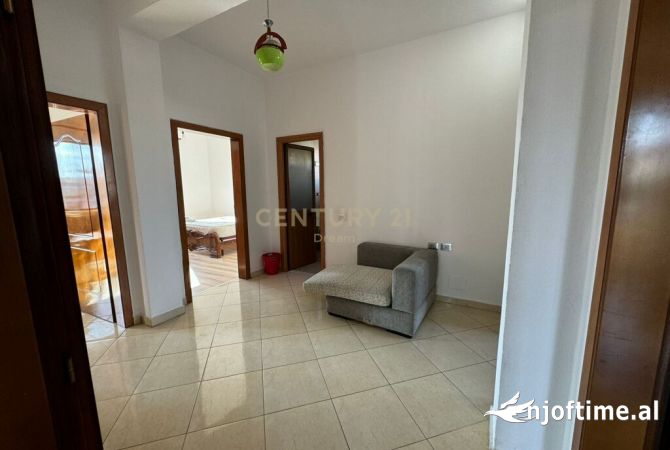 Shtepi me qera Apartament ne Tirane, 3+1, Mobilimi E mobiluar, Pagesa 500  Euro.