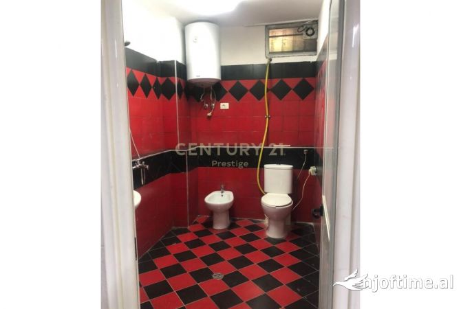 AMBJENT KOMERCIAL ME QIRA PERBALLE KOMPLEKSIT DELIJORGJI, TIRANE!