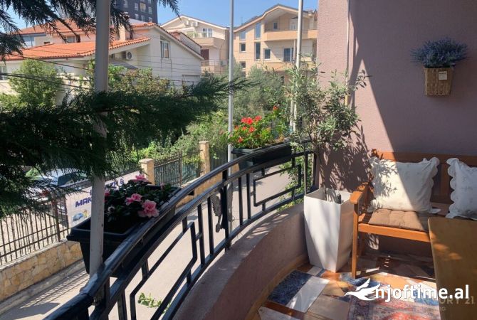 Shtepi ne shitje Vila Luksoze ne Tirane, 3+1, Mobilimi E mobiluar, Pagesa 370,000  Euro.