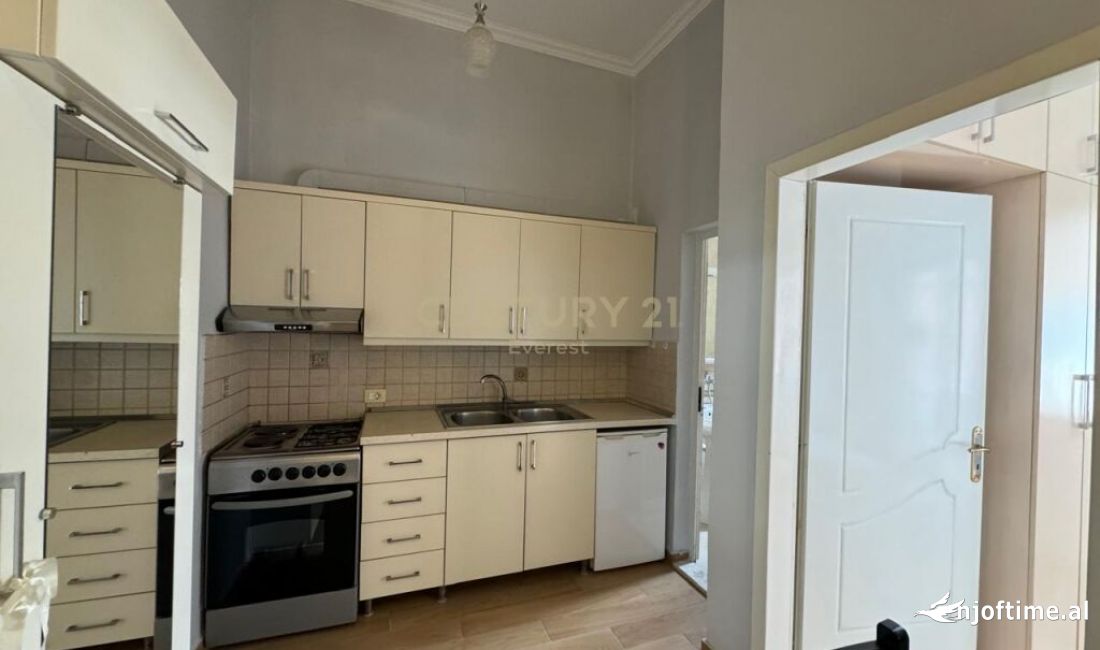 Shtepi ne shitje Apartament ne Tirane, Garsoniere, Mobilimi E mobiluar, Pagesa 100,000  Euro.