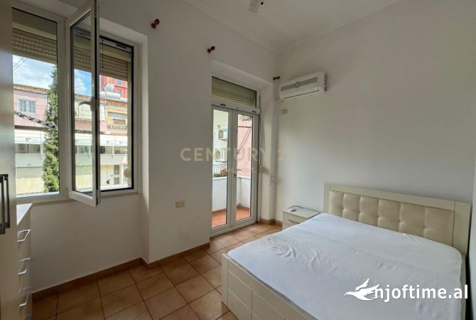Shtepi ne shitje Apartament ne Tirane, Garsoniere, Mobilimi E mobiluar, Pagesa 100,000  Euro.
