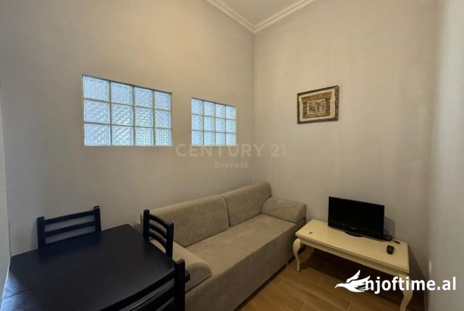 Shtepi ne shitje Apartament ne Tirane, Garsoniere, Mobilimi E mobiluar, Pagesa 100,000  Euro.