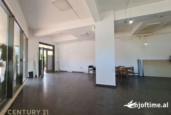 Ambient biznesi me qera 2+1 ne Tirane - 1,200 Euro