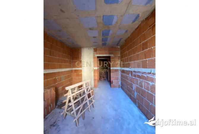 Shtepi ne shitje Apartament ne Tirane, 1+1, Mobilimi Bosh, pa mobiluar, Pagesa 70,860  Euro.