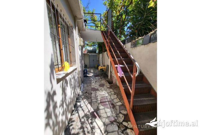 Shtepi me qera Shtepi Private ne Tirane, 2+1, Mobilimi E mobiluar, Pagesa 1,100  Euro.