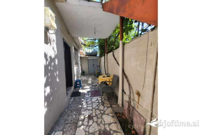 Shtepi me qera Shtepi Private ne Tirane, 2+1, Mobilimi E mobiluar, Pagesa 1,100  Euro.