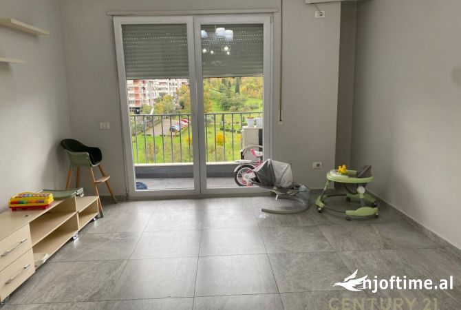 Ambient biznesi me qera 3+1 ne Tirane - 650 Euro