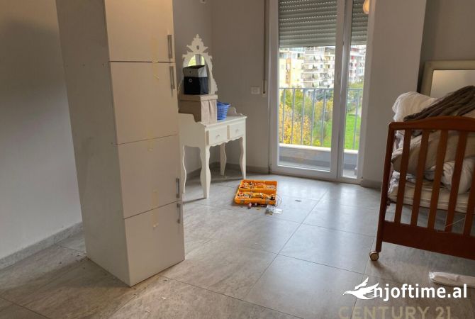 Tek Kompleksi Dinamo japim me qira apartament 2+1 per banim ose zyre.