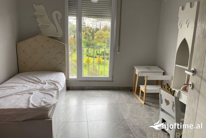 Tek Kompleksi Dinamo japim me qira apartament 2+1 per banim ose zyre.