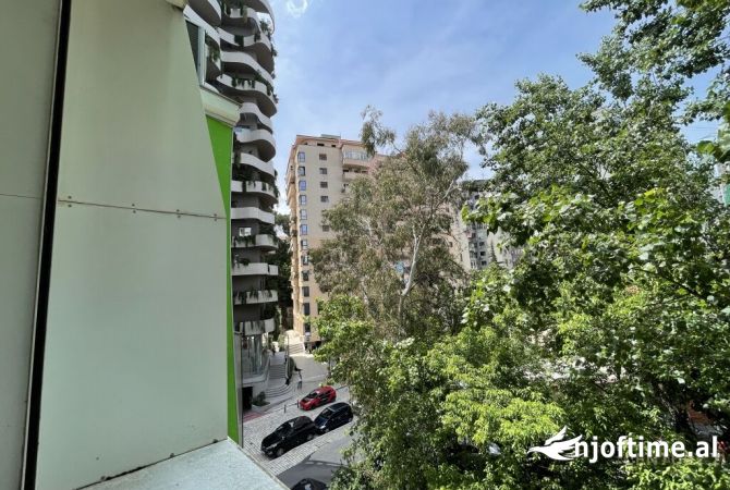 Jepet me qera ambient biznesi per zyra ne nje nga zonat me te frekuentuara te Tiranes ne rrugen e El