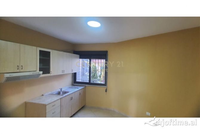 Ambient biznesi me qera 3+1 ne Tirane - 1,600 Euro