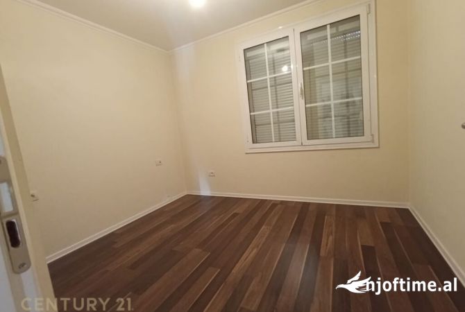 Shtepi me qera Apartament ne Tirane, 3+1, Mobilimi E mobiluar, Pagesa 700  Euro.