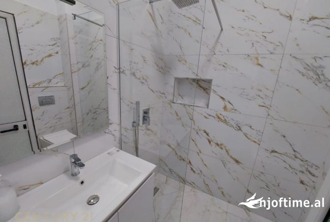 Prane qendres, ne rrugen Myslym Shyri jap per qira ambient per zyra.